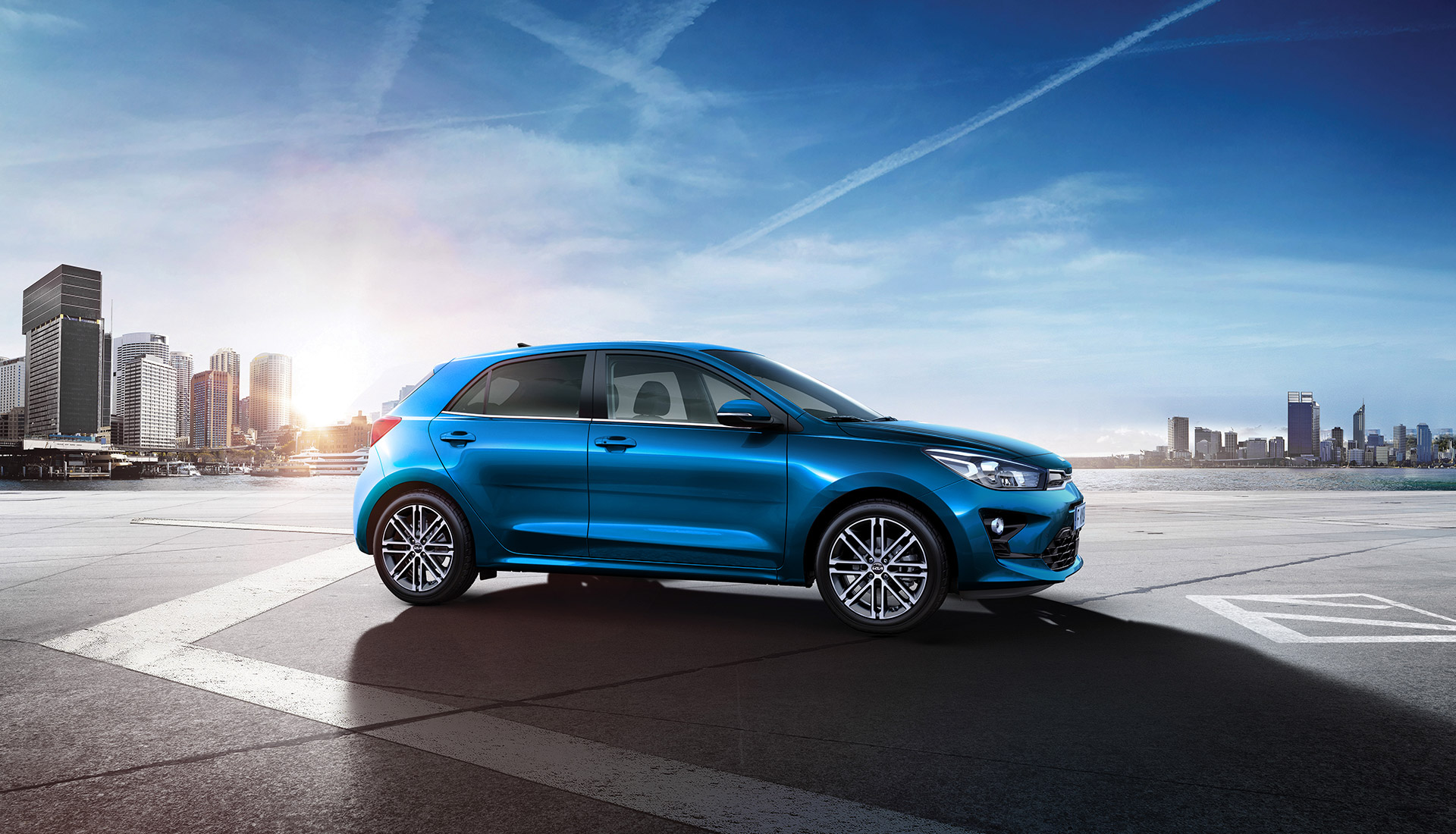 Kia Rio Design mit aerodynamischer Linienführung, kraftvollen Konturen, 17-Zoll-Leichtmetallrädern und LED DRL Bi-Funktionslampen.